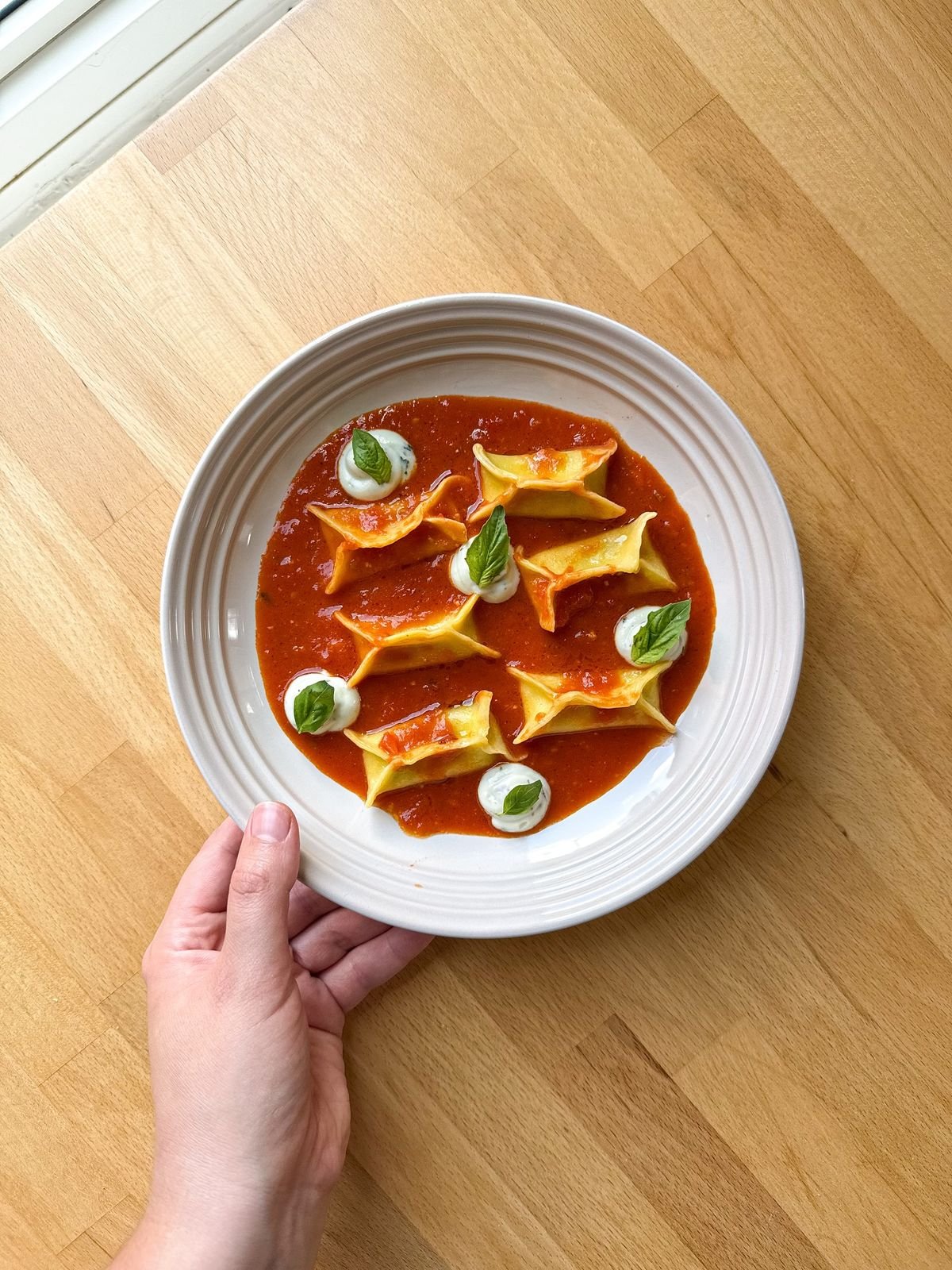 ravioli al brasato con sugo di pomodoro